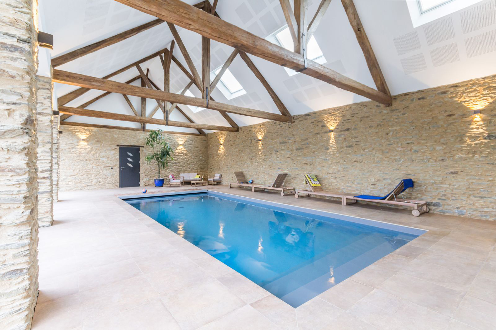 piscine-interieure-chauffee-gite-nort-sur-erdre copie