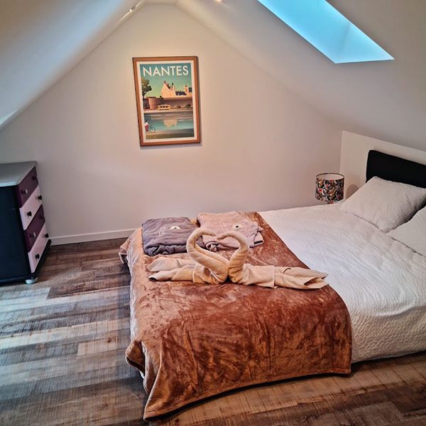 Chambre avec lit queensize, SDE et WC partagés avec une autre personne dans une maison attenante