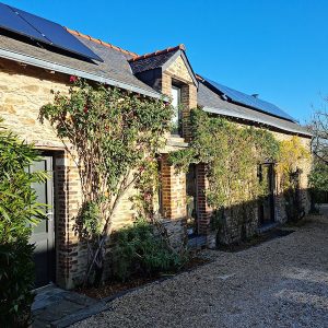 Les chambres avec salle d'eau partagées se trouvent juste en face de la maison principale dans cette petite maison.