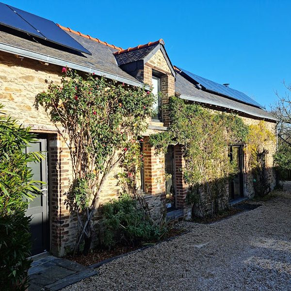 Les chambres avec salle d'eau partagées se trouvent juste en face de la maison principale dans cette petite maison.