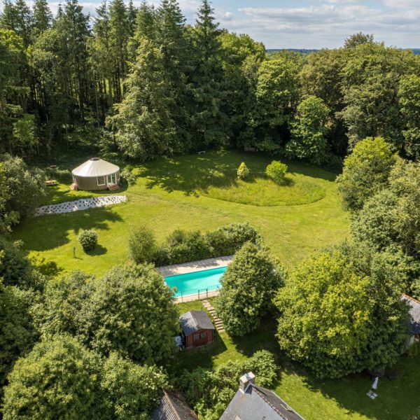 Forêt Totem la piscine et la yourte reduit v2
